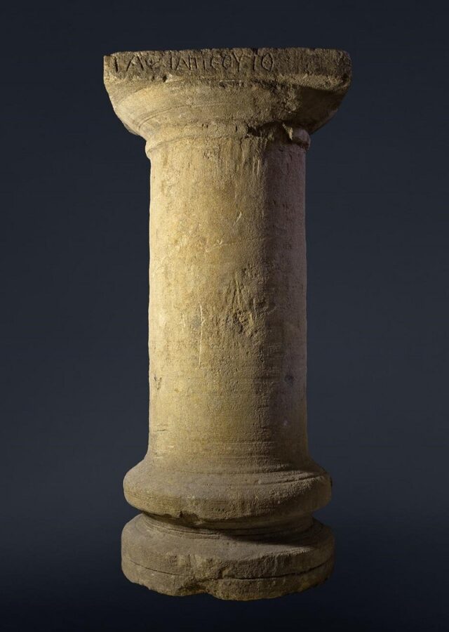 Colonne monolithe funéraire à inscription en gallo-grec