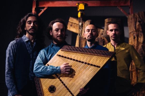 Photo de groupe de l'Ensemble Tormis - 4 personnes et un instrument de musique médiéval à cordes