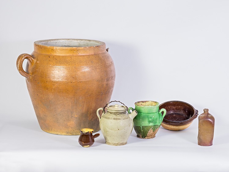 Ensemble de poteries traditionnelles