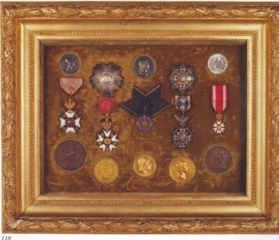Cadre contenant les médailles et les décorations d’Ingres