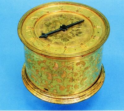 Boîte d’horloge de table en forme de tambour, signé A.S.
