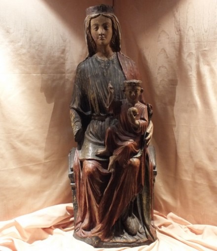 Vierge à l’enfant assise en majesté
