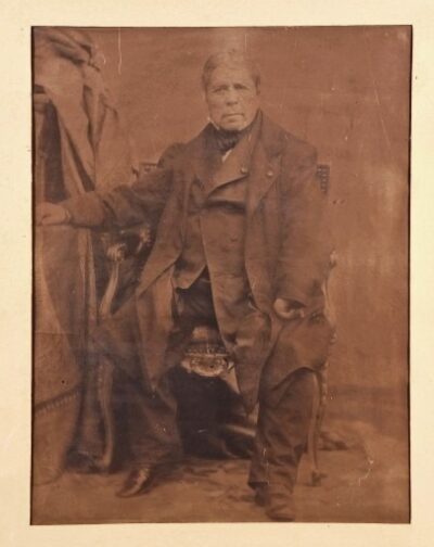 Portrait photographique d’Ingres assis
