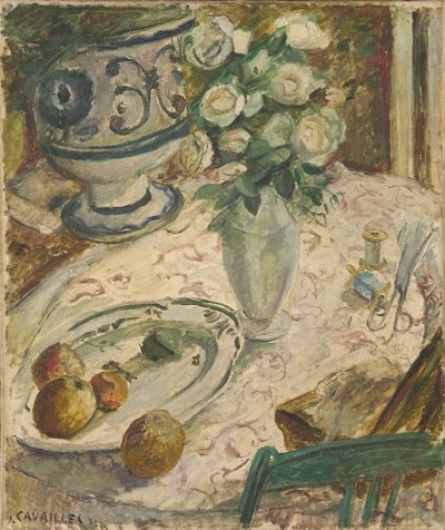 Table au bouquet de roses blanches